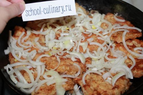 Свиные отбивные на сковороде с луком. Свиные отбивные с луком и яйцом на сковороде