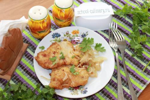 Свиные отбивные на сковороде с луком. Свиные отбивные с луком и яйцом на сковороде