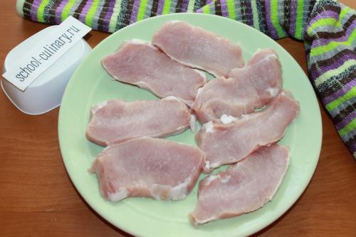 Свиные отбивные на сковороде с луком. Свиные отбивные с луком и яйцом на сковороде