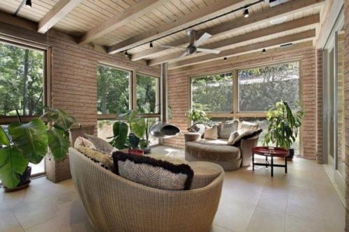 Стильные ремонтные решения: превращение веранды в комнату 01