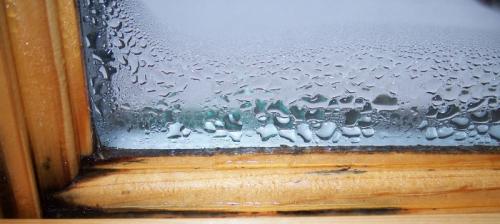 Почему потеют окна – причины и их устранение