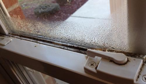 Почему потеют окна – причины и их устранение