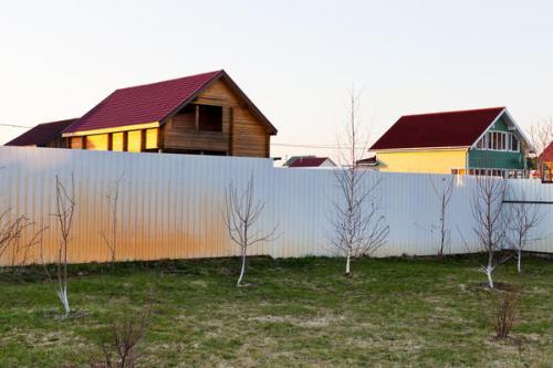 Как установить забор на каменистом грунте. Устанавливайте столбы для забора правильно, и не будет проблем