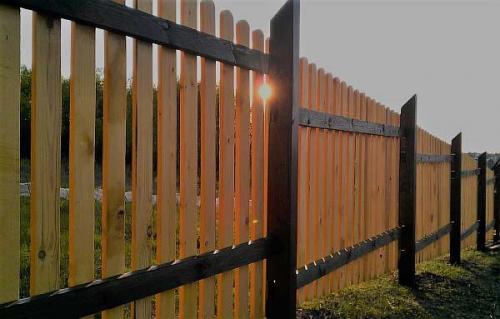 Как сделать забор наклонным. Забор на участке с уклоном: варианты