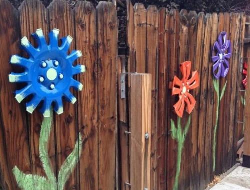 Какие креативные идей можно использовать для украшения ограды на даче. 35 идей для украшения забора