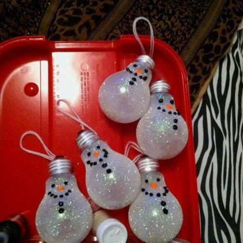 Новогодний декор своими руками 2022. Делаем новогодние игрушки из лампочек