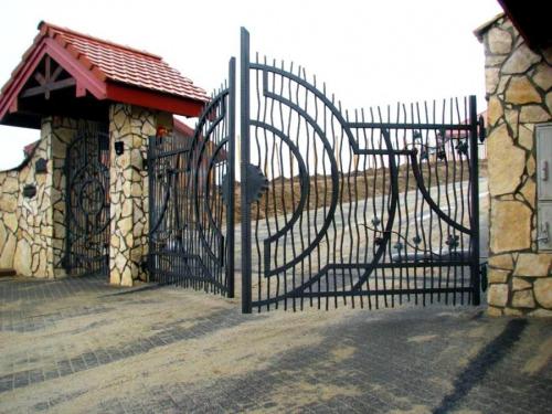 Красивые кованые заборы в частных домах. Кованые заборы — варианты красивых оформлений и конструкций металлических оград (95 фото)