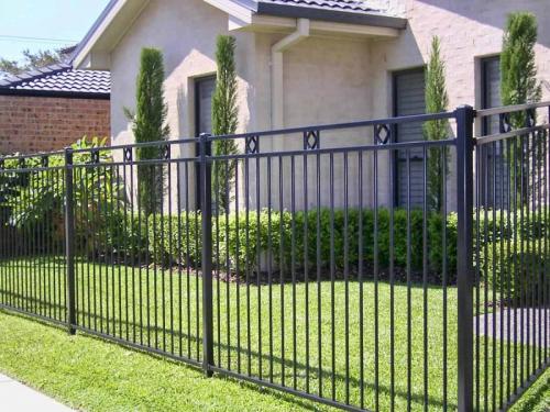 Красивые кованые заборы в частных домах. Кованые заборы — варианты красивых оформлений и конструкций металлических оград (95 фото)