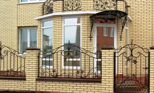 Красивые кованые заборы в частных домах. Кованые заборы — варианты красивых оформлений и конструкций металлических оград (95 фото)