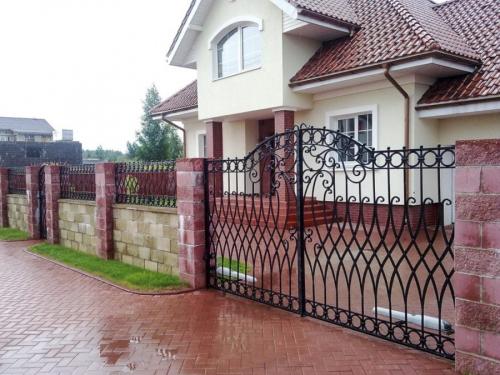 Красивые кованые заборы в частных домах. Кованые заборы — варианты красивых оформлений и конструкций металлических оград (95 фото)