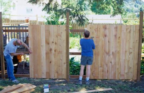 Цены на монтаж деревянного забора. Что это?