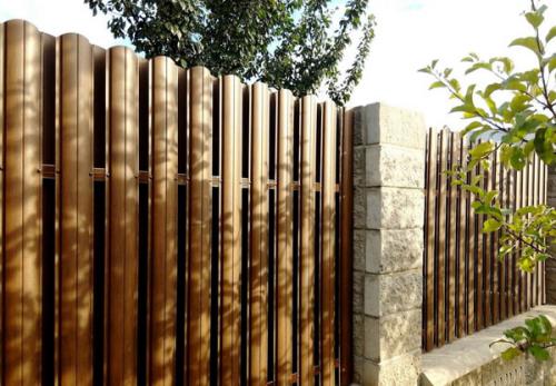 Забор из металлического штакетника. Установка забора из металлического штакетника: делаем монтаж своими руками