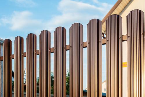 Забор из металлического штакетника. Установка забора из металлического штакетника: делаем монтаж своими руками