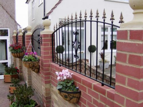 Красивые кованые заборы в частных домах. Кованые заборы — варианты красивых оформлений и конструкций металлических оград (95 фото)