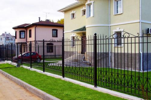 Красивые кованые заборы в частных домах. Кованые заборы — варианты красивых оформлений и конструкций металлических оград (95 фото)