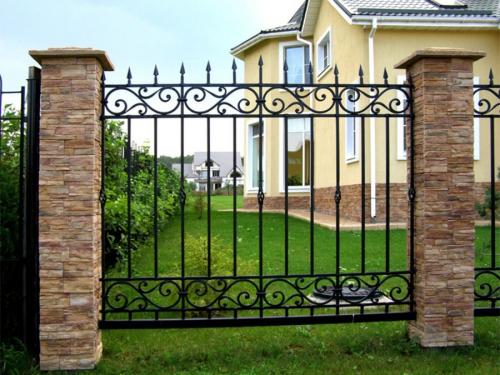 Красивые кованые заборы в частных домах. Кованые заборы — варианты красивых оформлений и конструкций металлических оград (95 фото)