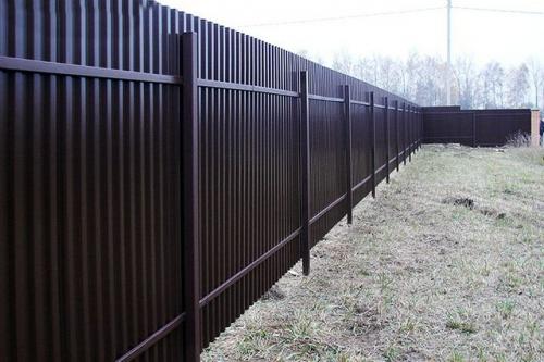 Забор своими руками пошагово. В чем преимущества строительства забора из профилированного листа? 01