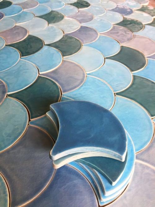 Декор кафельной плитки для ванной своими руками. Как обновить плитку в ванной не меняя ее и не снимая: пошаговая инструкция, наклейки, покраска, декор (140 фото)