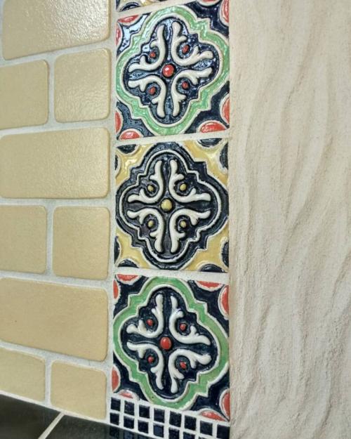 Декор кафельной плитки для ванной своими руками. Как обновить плитку в ванной не меняя ее и не снимая: пошаговая инструкция, наклейки, покраска, декор (140 фото)