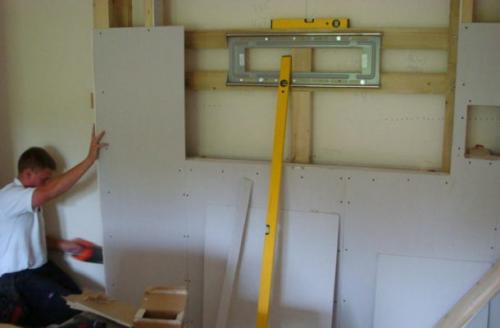 Какие инструменты необходимы для повешения полки из гипсокартона на стену