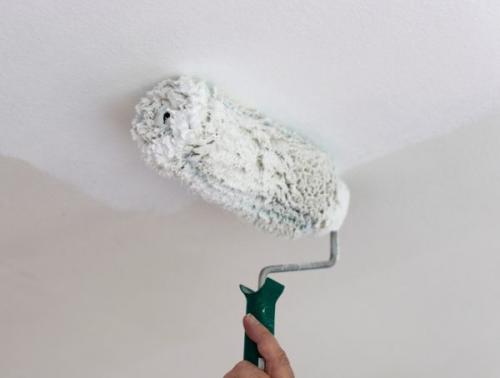 Разводы от водоэмульсионной краски. Почему водоэмульсионка при покраске потолка оставляет разводы и как этого избежать