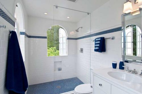 С каким цветом сочетается белая плитка в ванной. Белая плитка в ванной комнате: интересные идеи декора, 200 фото. Особенности применения белого кафеля в дизайне интерьера