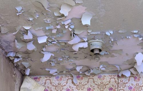 Крашу потолок отваливается. 5 причин почему водоэмульсионка отслаивается после покраски