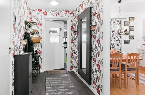 Какие обои наиболее удобны для спальни