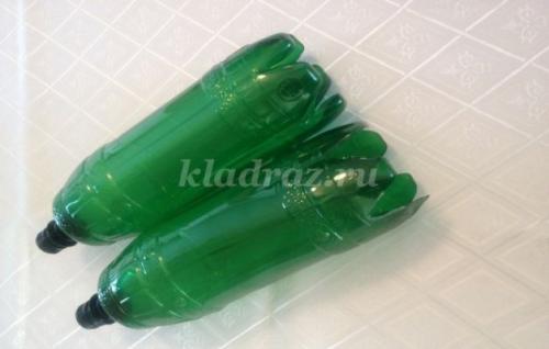 Создайте свои собственные волшебные цветы из пластиковых бутылок 06