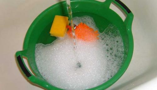 Как можно изготовить стекло из бутылок для создания цветов. Как сделать клумбу из стеклянных или пластиковых бутылок?