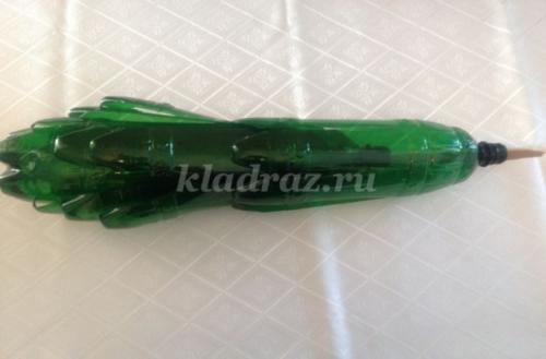 Создайте свои собственные волшебные цветы из пластиковых бутылок 09