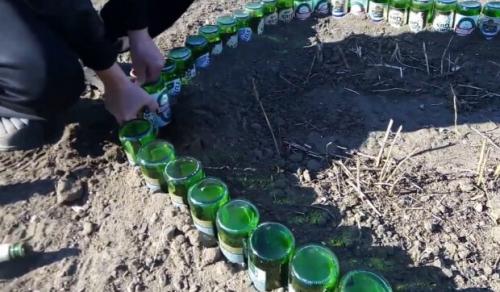 Как можно изготовить стекло из бутылок для создания цветов. Как сделать клумбу из стеклянных или пластиковых бутылок?