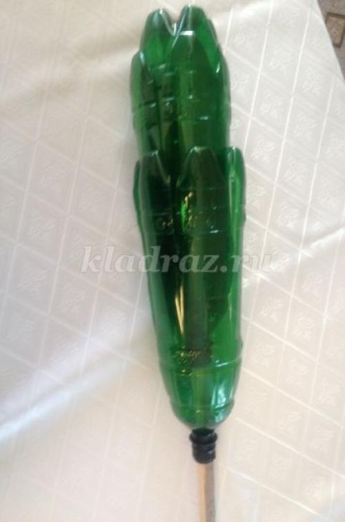 Создайте свои собственные волшебные цветы из пластиковых бутылок 08