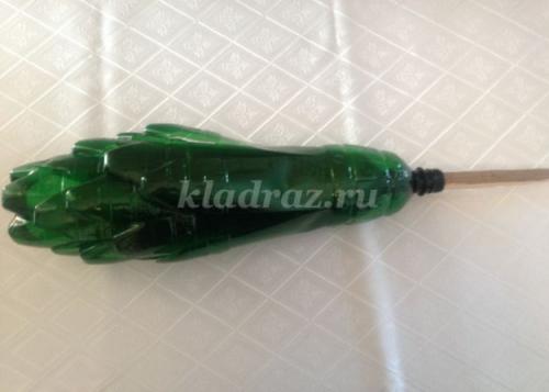 Создайте свои собственные волшебные цветы из пластиковых бутылок 10