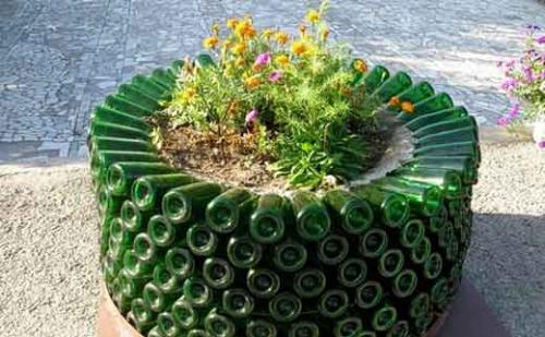 Как можно изготовить стекло из бутылок для создания цветов. Как сделать клумбу из стеклянных или пластиковых бутылок?