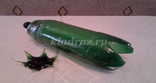 Создайте свои собственные волшебные цветы из пластиковых бутылок 04