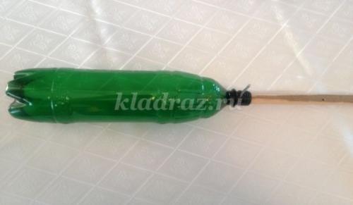 Создайте свои собственные волшебные цветы из пластиковых бутылок 07