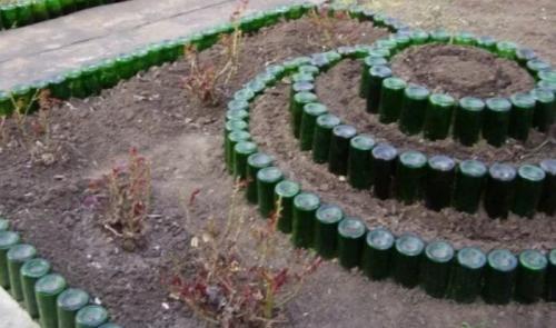 Как можно изготовить стекло из бутылок для создания цветов. Как сделать клумбу из стеклянных или пластиковых бутылок?