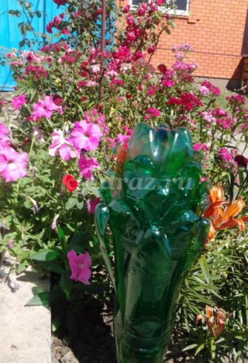 Создайте свои собственные волшебные цветы из пластиковых бутылок 14