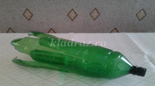 Создайте свои собственные волшебные цветы из пластиковых бутылок 05