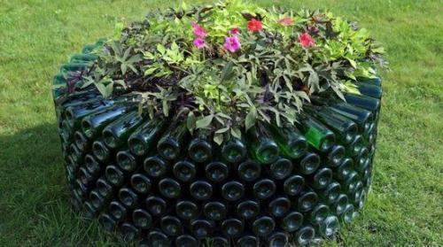 Как можно изготовить стекло из бутылок для создания цветов. Как сделать клумбу из стеклянных или пластиковых бутылок?