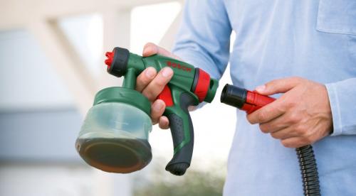 Покраска стен водоэмульсионной краской краскопультом. Нанесение водоэмульсионной краски краскопультом