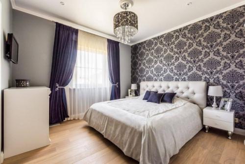 Как подобрать для спальни обои мечты. Какие обои выбрать для спальни: оптимальные цвета и рисунки для маленькой или большой спальной комнаты (150 фото идей)