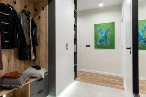 Какие есть варианты декорирования коридора в современном стиле. Современный стиль