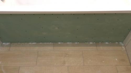 Экран из плитки под акриловую ванну. Экран для акриловой ванны