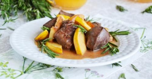 Какие ингредиенты обычно используются в блюдах из говяжьей печени