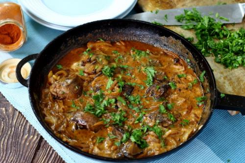 Что лучше всего подавать к жареной печенке. Гарнир к говяжьей печени жареной с луком, морковью, в сметане