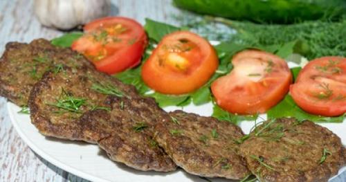 Какие ингредиенты обычно используются в блюдах из говяжьей печени