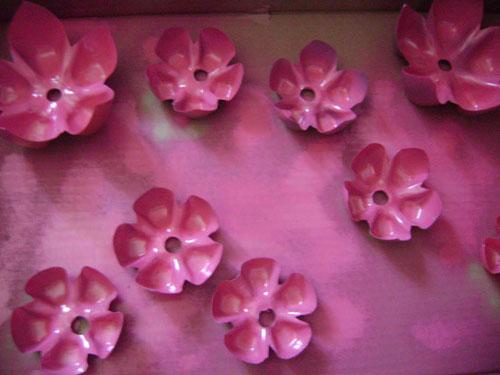 Цветы из бутылок пластиковых. Цветы из донышек пластиковых бутылок