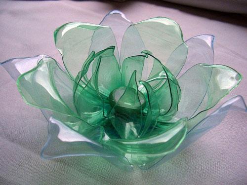 Цветы из бутылок пластиковых. Цветы из донышек пластиковых бутылок